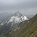 Im Abstieg, Blick in die steile Südflanke des Dent de Lys. Im Hintergund Vanil des Artses (1993m) und Folliu Borna (1849m)