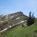 Aufstieg - das zu querende Schneefeld (Bildmitte) dürfte zwischenzeitlich abgeschmolzen sein. Links davon geht der TreppenSteig am Grat entlang zum Gipfel