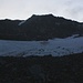 Unser erstes 3000er-Ziel für Heute: Das Scalettahorn (3086m) mit seinem namenlosen Gletscher auf der Westseite des Berges.<br /><br />Der einfache Aufstieg (T3+) erfolgt links zuerst entlang des Gletscherrandes, danach über Schutt hinauf zum Nordwestgrat und auf diesem den Pfadspuren und Steinmännchen entlang auf den Gipfel.