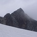 Als sich auf dem Vadet Vallorgia kurz der Nebel lichtete, sahen wir endlich unser zweites Gipfelziel in seiner vollen Pracht: Piz Grialetsch (3131m). <br /> <br />Der Aufstieg erfolgt über die schuttige Südflanke rechts auf dem Foto.