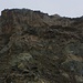 Die Südflanke vom Piz Grialetsch. Der ziemlich steile Aufstieg ist erstaunlich einfach (T3-4). Es muss nie geklettert werden, denn man findet eine gute Pfadspur und wenige Steinmännchen. Sogar einige Bohrhaken sind vorhanden wo man ungeübte Berggänger sichern könnte! <br /> <br />Der Aufstieg auf den Piz Grialetsch von der Chamanna da Grialetsch muss aber dennoch mit T5- bewertet werden, da er im mittleren Teil über den Vadret da Grialetsch führt. Der Gletscher ist wenig steil, hat aber einige wenige Spalten - mindestens ein Pickel oder Steigeisen sollte man dabei haben.