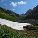 Vor der Alp Grueb muss das erste Schneefeld überquert werden
