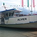 <b><u>Das</u></b> Motorschiff <i>Alvier</i> wird das ganze Jahr für die Querverbindung zwischen Murg, Au und Quinten eingesetzt. Es fährt in der Regel einmal pro Stunde das Dreieck Murg – Au – Quinten. Kaum zu glauben, dass auf dem Schiff <b>60 Passagiere</b> Platz haben. Das MS Alvier wurde <b>1919</b> in Deutschland gebaut und verkehrte als <b>MS <i>Dornröschen</i></b> zuerst zwei Jahre auf dem Wannsee in Berlin... Wahnsinn, ich war auf einem Märchenschiff ;-)
