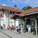 Bahnhof in Schlanders. Die Vinschgerbahn feiert dieses Jahr ihr 10-jähriges Jubiläum. Von den Feriengästen wird sie gerne angenommen.