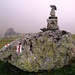 Steinmänner und Markierungen - dem dichten Nebel angepasst