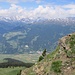 Tiefblick auf den Obervinschgau. Hinten dürfte die Sesvennagruppe zu sehen sein