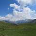 Auf dem Gipfelrücken mit Blick auf Gipfel hinten im Planeiltal