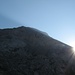 Die Sonne blinzelt um das Massiv des Monte Camicia herum. Oben dessen Westgrat, den wir später hinaufgeturnt sind.