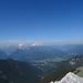 Die Aussicht weitet sich schlagartig nach Nordwesten. in der Bildmitte das Wetterstein, rechts davon die Ammergauer und Estergebirge, ganz links erkennt man die Arnspitzgruppe