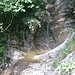 Kleiner Wasserfall direkt am Weg von Garadur hinab nach Josen.