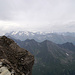 Bescheidene Fernsicht. Ein Blick nach Norden über Schafspitze (Bildmitte) und Zwölferspitze (rechts davon) hinweg in die nördlichen Stubaier Alpen ...