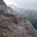 An den schroffen Nordabbrüchen der Kirchbachspitze vorbei sieht man auf den Habicht, dessen Gipfel auch in Wolken steckt.