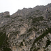Die beeindruckenden Felsabstürze des Roten Kopfes, eines weiteren Gipfels in der Kette von der Kirchdachspitze zur Serles.