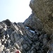 Plaisir-Kletterei in stark verwittertem Gestein hinauf zum Gipfel - bei viel Betrieb könnte ein Helm empfehlenswert sein