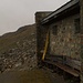 Unterstand bei der Bergstation des Madrisaliftes. Leider ist der Dachvorsprung nicht so gross und der Bank nass!