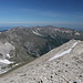 Monte Vettore - Ausblick auf den nördlichen Teil der Monti Sibillini. Auch der Monte Sibilla selbst ist zu sehen (etwa mittig). 