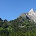 unweit der Alpenruh bereits eine fantastische Aussicht;
links Beginn des langen Schärsax', rechts NE-Gipfel des Ärmighores