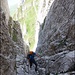 Aufstieg durch den gut begehbaren Kamin zum Gipfel des Kreuzberg III<br /><br />Foto von R. Schlumpf