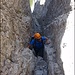 Aufstieg durch den gut begehbaren Kamin zum Gipfel des Kreuzberg III. Hier beim im Bericht erwähnten Klemmblock.<br /><br />Foto von R. Schlumpf