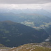Blick zum Brenner; der grüne Hügel links der Mitte ist der Sattelberg, dahinter das Obernberger Tal