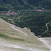 Im Abstieg zwischen Punta di Prato Pulito und Sella delle Ciaule/Rifugio Zilioli - Blick entlang der Flanken in etwa südöstliche Richtung. Vorn ist der Wanderweg zwischen dem Rifugio Zilioli und dem Pass Forca di Presta zu erahnen. Weiter unten sind die Dörfer Pretare und Piedilama (rechts) zu sehen.