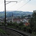 Blick auf St.Gallen, im Vordergrund die Gleise der Strecke St.Gallen-Appenzell, dieser steile Abschnitt wird mit Hilfe von Zahnrädern bewältigt