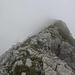 Schlechte Sicht - das kleine EisenKreuz markiert den Beginn des T3-Abschnittes und ist auch vom WanderWeg erreichbar (~T3)