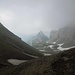 Vom ÖhrligruebSattel/HinterÖhrligrueb(2119m) - der offizielle, geröllige Bergweg läuft links (unter dem Öhrli).<br />Ich bin, mit Vorteil, rechts, in der SüdSeite, auf dem fein-schuttigem "ÄlplerPfad" abgestiegen