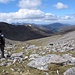 Blick zurueck von oberhalb des Sees [lake78396 Lochan Lathail] auf fast die gesamten 10 km Anmarschweg von [ort78394 Inverlael]. Im Hintergrund sieht man die Kueste und links auch das [peak20006 An Teallach]-Massiv, das ich auch schon vor zwei Jahren erwandert habe (siehe hier: [tour65994 An Teallach (1062m) - Eine der eindruecklichsten Bergwanderungen Schottlands]).