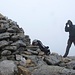 Der weitlaeufige Gipfel von Beinn Dearg (1084m) war dann doch entgegen dem Wetterbericht in Wolken gehuellt. Deswegen bin ich auch hier nicht lange geblieben. Ausserdem war's einfach zu windig bei Temperaturen unter Null Grad.