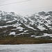 <b>Il versante di salita alla Fibbia presenta all'inizio molte rocce emergenti; già dopo trecento metri è tuttavia possibile calzare le racchette o gli sci.</b>