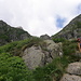 Lella mentre sale al rifugio Coca visibile in alto sulla roccia.