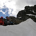 Lella e Andrea in cresta riparati dal freddo vento prima della parte più impegnativa che porta alla vetta.