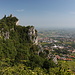 San Marino - Ausblick vom Montale zum nördlich gelegenen Seconda torre, also zum zweiten Turm. Die Festung wird auch Cesta oder Fratta genannt und befindet sich am Landeshöhepunkt von San Marino.