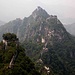 Vom Zhengbeilou-Wachturm bietet sich dieser Blick auf den stark verfallenen und sehr steilen Mauerabschnitt von Jiankou.