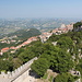 San Marino - Ausblick von der Festung Cesta (aka La seconda torre/Zweiter Turm bzw. Fratta) auf die Altstadt und zum ersten Turm.