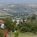 San Marino - Ausblick über den Fontevecchia-Viadukt bei Valdragone. In Richtung Adria hüllt sich die Landschaft immer mehr in frühsommerlichen Dunst.