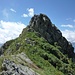 Uno sguardo a ritroso verso la cima Sud del Moncucco, appena superata passando sul pendio affacciato sul Vallone dei Mulini (a sx in questa foto, alla base della parete)