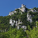 San Marino - Ausblick über die steilen, ostseitigen Felsflanken zur höchsten Erhebung des Monte Titano mit der Festung Cesta (aka La seconda torre/Zweiter Turm bzw. Fratta).