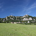 San Marino - Ausblick unweit des Fontevecchia-Viaduktes. Über Wiesen geht der Blick zum Monte Titano und seinen drei Türmen. 