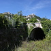 San Marino - Vorbei an einem Tunnelportal (Galleria Fonte Vecchia?) reicht der Blick zum ersten und zweiten Turm auf dem Monte Titano.