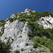 San Marino - Vom Fuße der steilen, östlichen Felsflanken geht der Blick hinauf zur Guaita (aka La prima torre/Erster Turm bzw. Rocca).