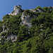 San Marino - Blick entlang der steilen, östlichen Felsflanken zur höchsten Erhebung des Monte Titano und von San Marino mit der Festung Cesta.