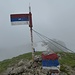 es ist geschafft: bei weiterhin "regelmässigen" Regen stehe ich nun auf dem Bosanski Maglić (2386 m), dem höchsten Berg Bosniens. Der Blick reicht sogar hinüber zum montenegrinischen Gipfel, wo ich zuerst war. Die Farben der Fahne mögen irritieren, es sind diejenigen der Republika Srpska
