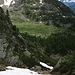 Hier würde der „Weg“ durch's Bachbett hinunter zur Alpe Zarìa führen. Rechts davon ist's zwar buschiger und ebenso weglos, doch angenehmer.
