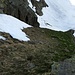 Tiefblick im Aufstieg zur Bocchetta del Mognoi. Das Fixseil führt entlang der Felswand, wir benutzten es nicht.
