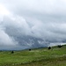 Pâturages et nuages en arrivant au sommet du Chasseron