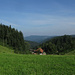 Beim Obersteighof geht der Blick übers Schwanenbachtal Richtung Schondelhöhe und Markgrafeneck