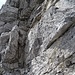 B Stelle nach der Leiter, Krampen sind das vorherrschende Element des Klettersteigs. 