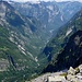 Aussicht vom Pizzo delle Pecore ins Val d'Osura - ganz unten ist Brione im Val Verzasca. Am Horizont die Via Alta Verzasca